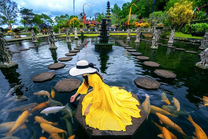 Bali Instagram: Gate of Heaven Temple Tour - Ubud classic: Tegalalang rice terrace for big photo angles