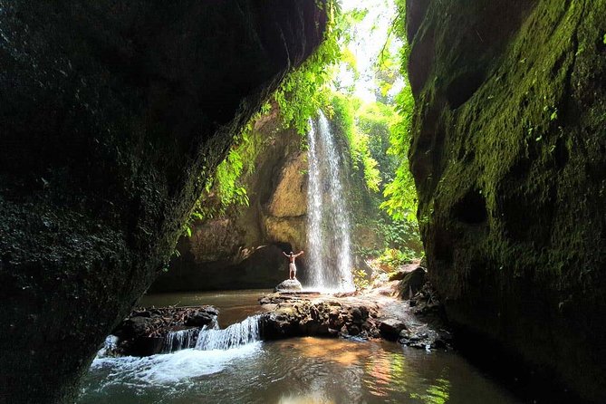 Bali Waterfalls in One Day: Tukad Cepung, 2 Hidden Waterfall, Kanto Lampo - Guides and the small details that matter