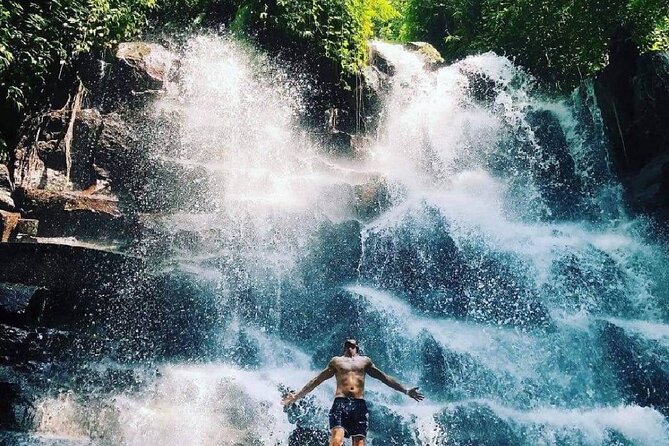 Best of Ubud Waterfalls, Tegalalang Rice Terrace and Swing Tour - Stop 1: Tegalalang Rice Terrace and the Swing Above the Green