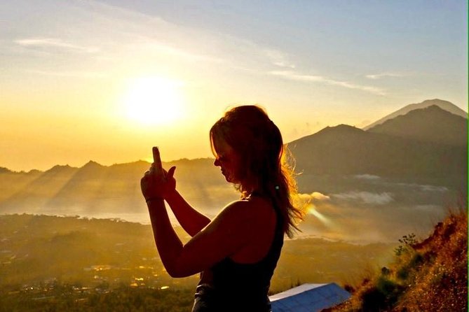Mount Batur Sunrise Hike with Breakfast - Summit Waiting: Hot Drinks, Egg Steam, and That First Glimpse of Light