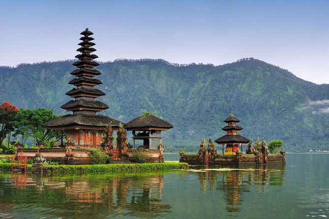 Private Bali Tour: The Most Scenic Places - Stop 1: Handara Iconic Gate for the smoky-hills backdrop