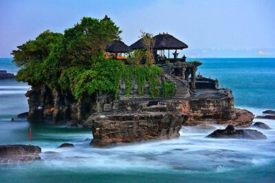 Tanah Lot and North Bali Tour: Scenic Journey - Ulun Danu Beratan Temple: the lakeside stop with serious photo gravity